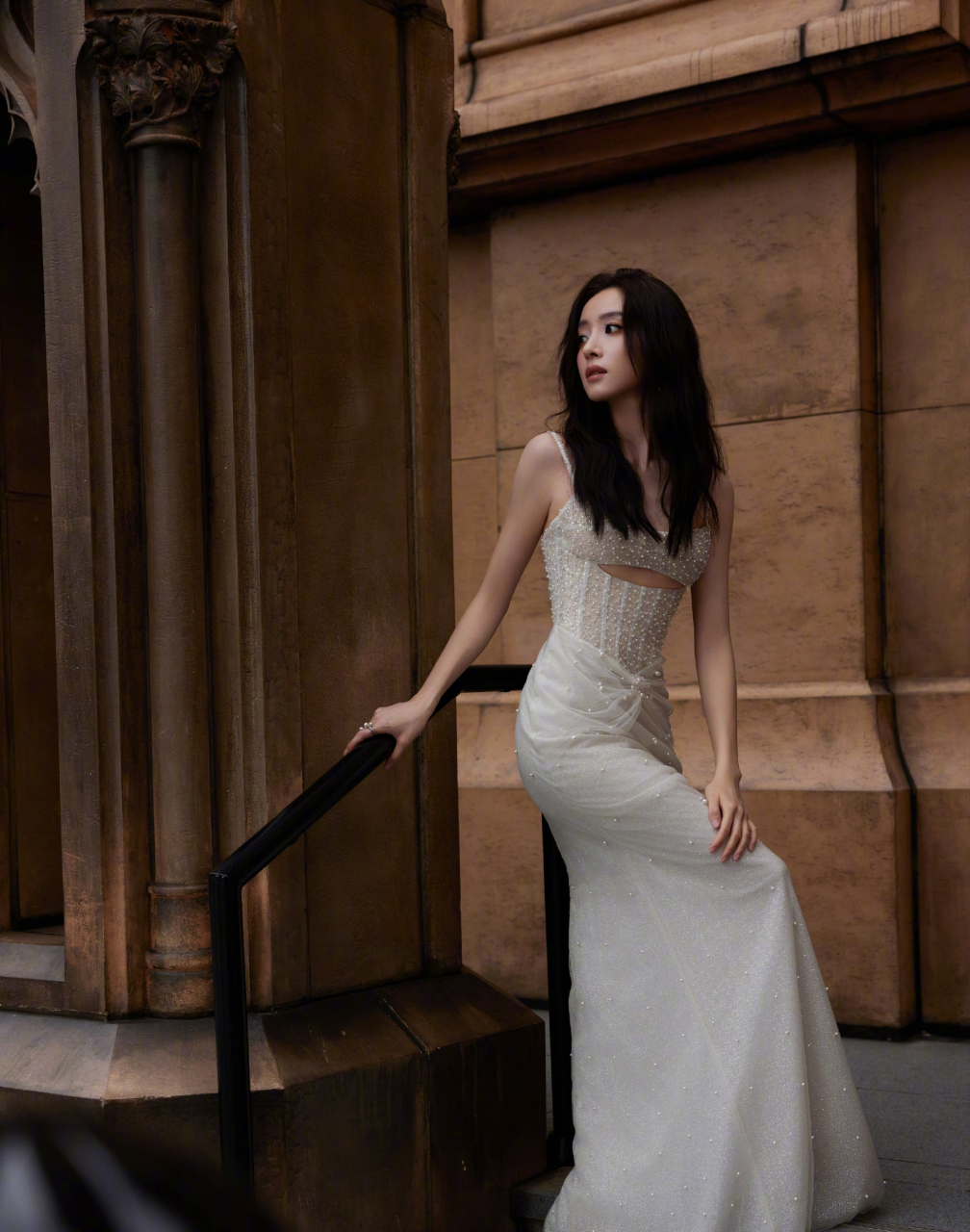 雪白丰满,事业线轮廓清清楚楚,身材线条美感十足胡冰卿是一位年轻的