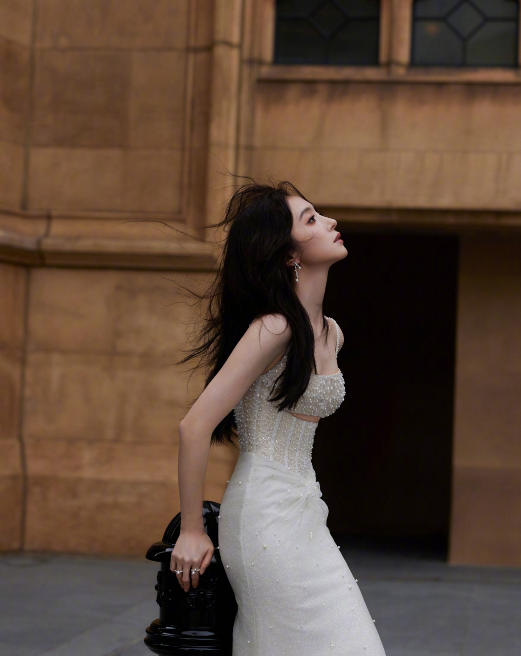 雪白丰满,事业线轮廓清清楚楚,身材线条美感十足胡冰卿是一位年轻的