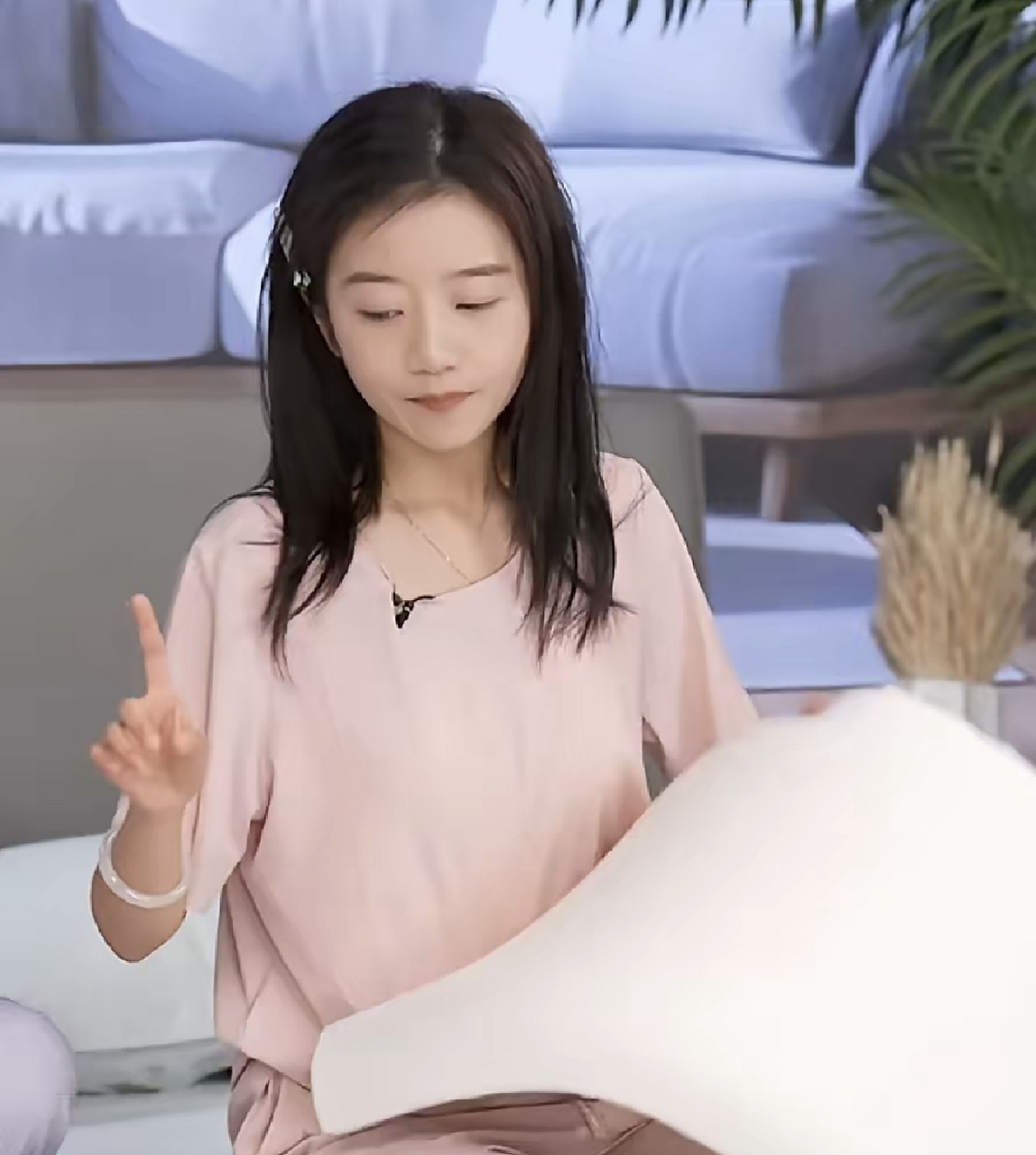 近期,主播橙橙在直播时,直播间在线人数只有五六百人了.