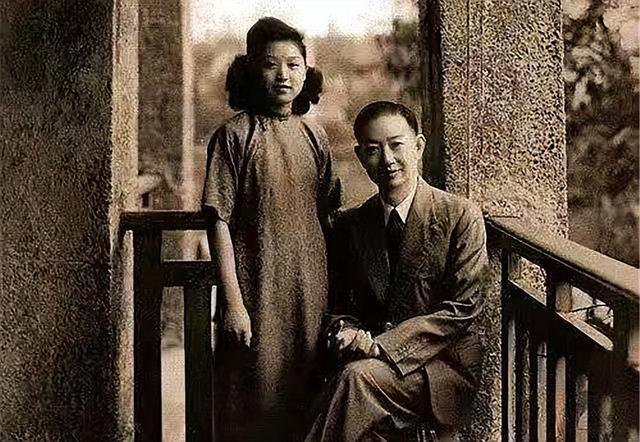 1939年,蒋经国和妻子,为母亲服丧守孝,眼神中充满了悲伤
