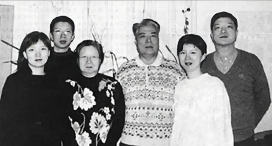 90年代,刘思齐和丈夫杨茂之,以及四个儿女,一张罕见的全家福!