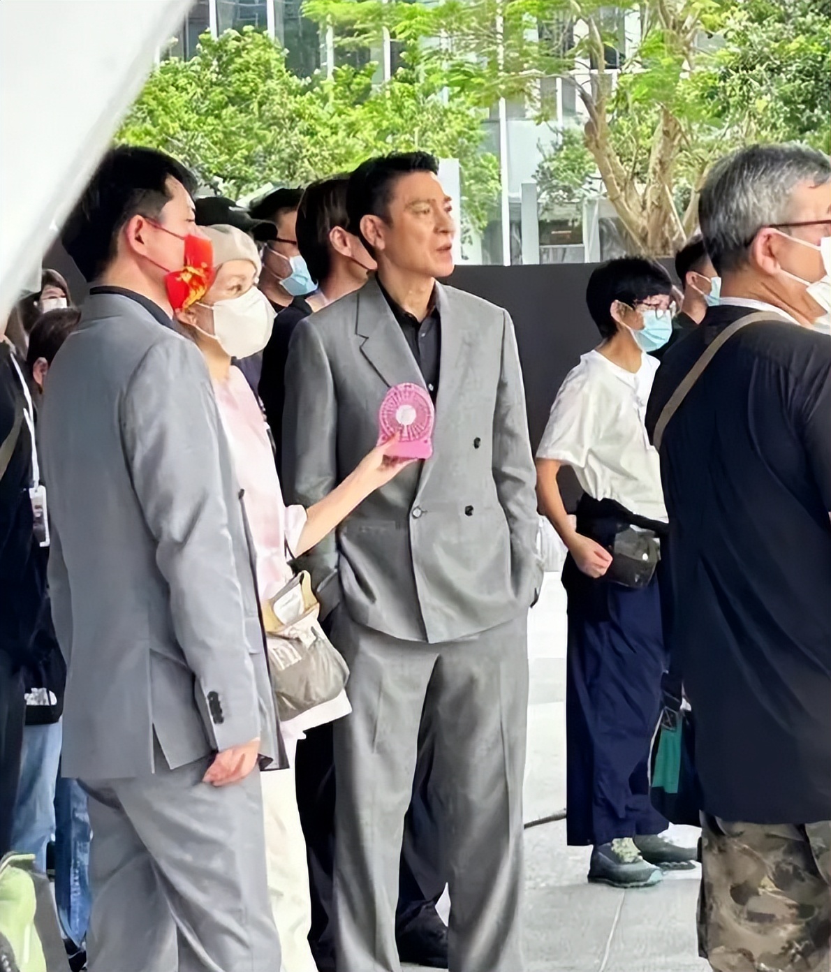 网友乘电梯偶遇刘德华,从身边经过眼神亮了,把网友看紧张了