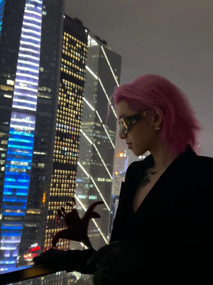 华晨宇高调晒新造型宠粉,粉色大背头配玫瑰纹身,有牛郎那味!