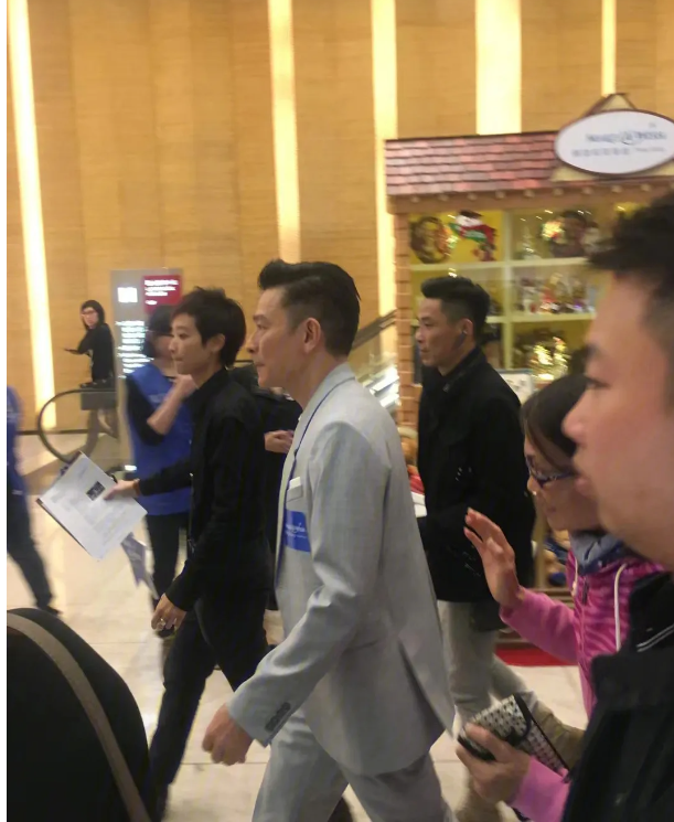 网友乘电梯偶遇刘德华,从身边经过眼神亮了,把网友看紧张了