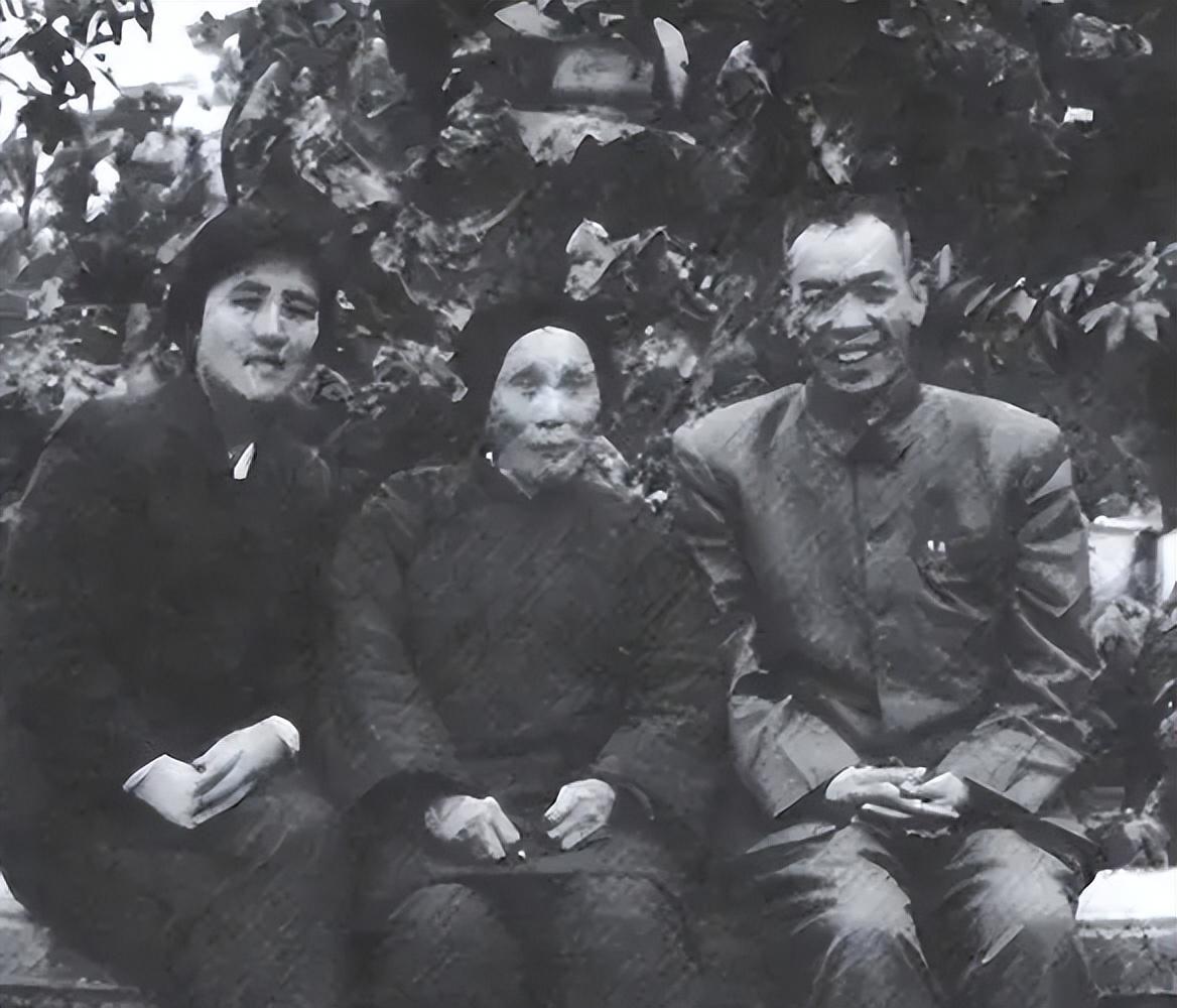 1949年,梁兴初的结婚照,妻子任桂兰高颜值,四个孩子,家庭幸福