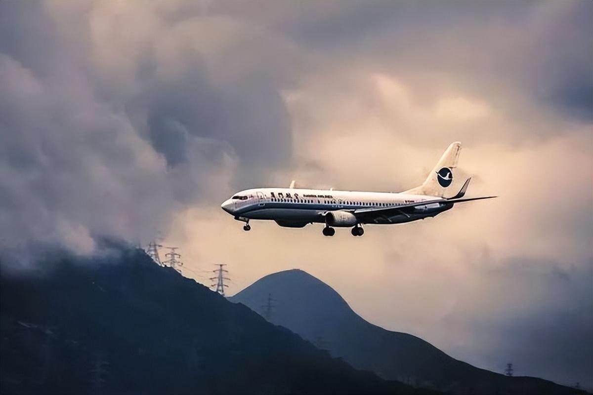 川航8633号航班迫降事件:万米高空风挡破裂,机长刘传健力挽狂澜