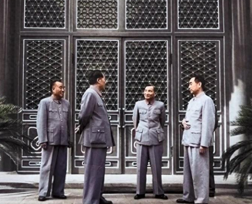 1954年,四大伟人的合影,看周总理的身后,还藏着一个人,是谁?
