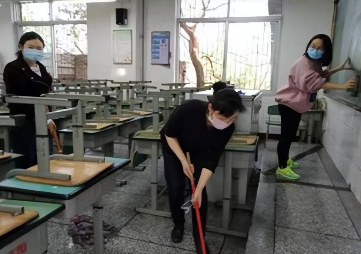 家委会通知学校要迎接检查,需要有4名家长到学校帮忙打扫教室卫生