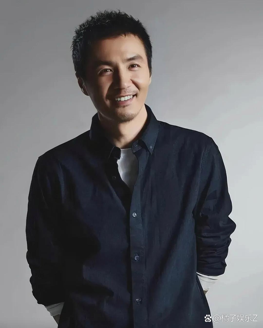 这是知名歌手朴树,无论是他的爸爸妈妈还是他的妻子,都是非常出名的