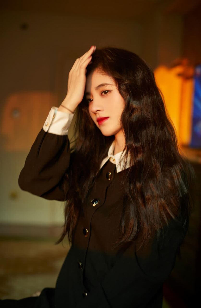 鞠婧祎录制节目唯美花絮照