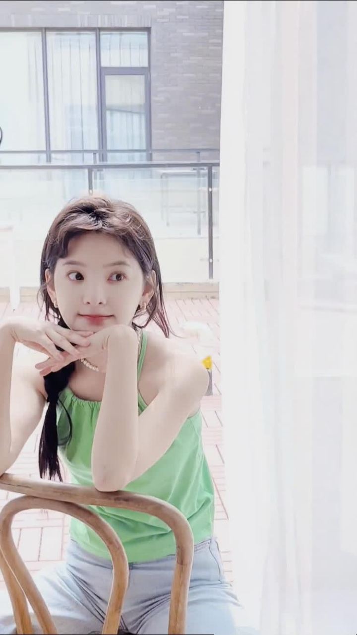 章若楠牛仔裤美足,如梦般美丽,令人心动.