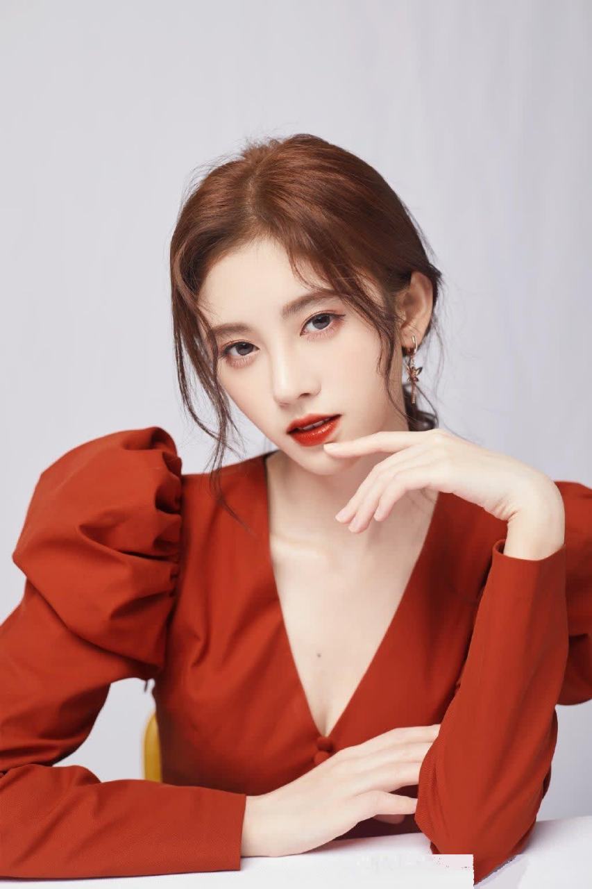 鞠婧祎录制节目唯美花絮照