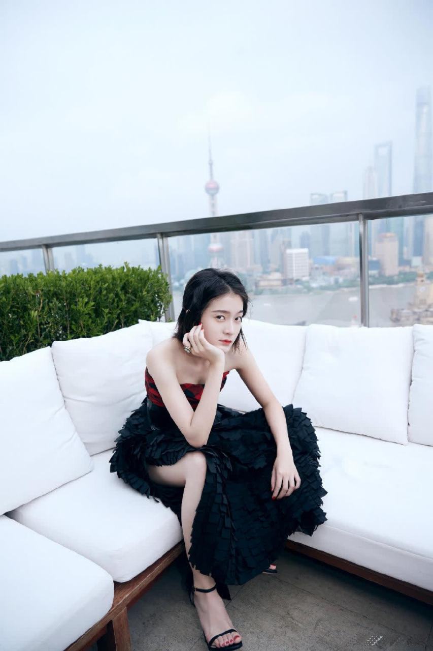 张雪迎美足一字带高跟,如梦般美丽,令人心动.