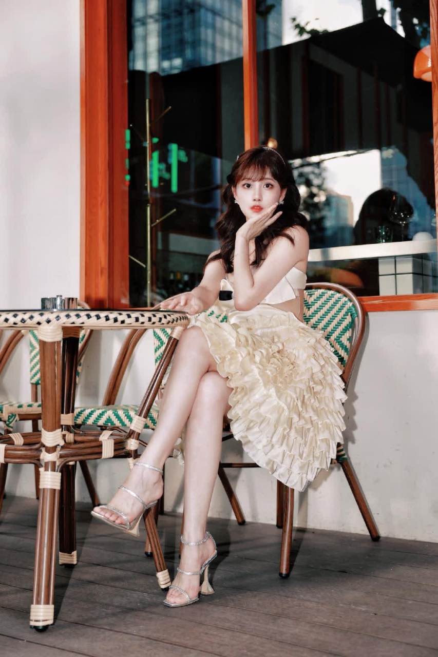 snh48李艺彤穿着一字带高跟凉鞋,展示出她的优雅与美丽.