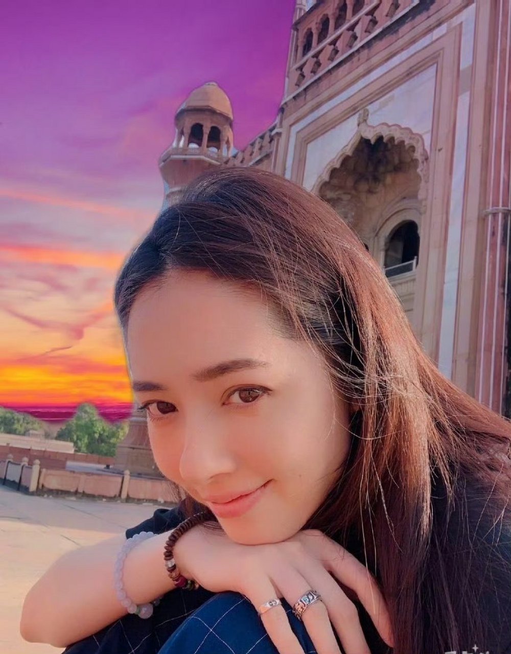 郭碧婷向佐全黑系亮相红毯