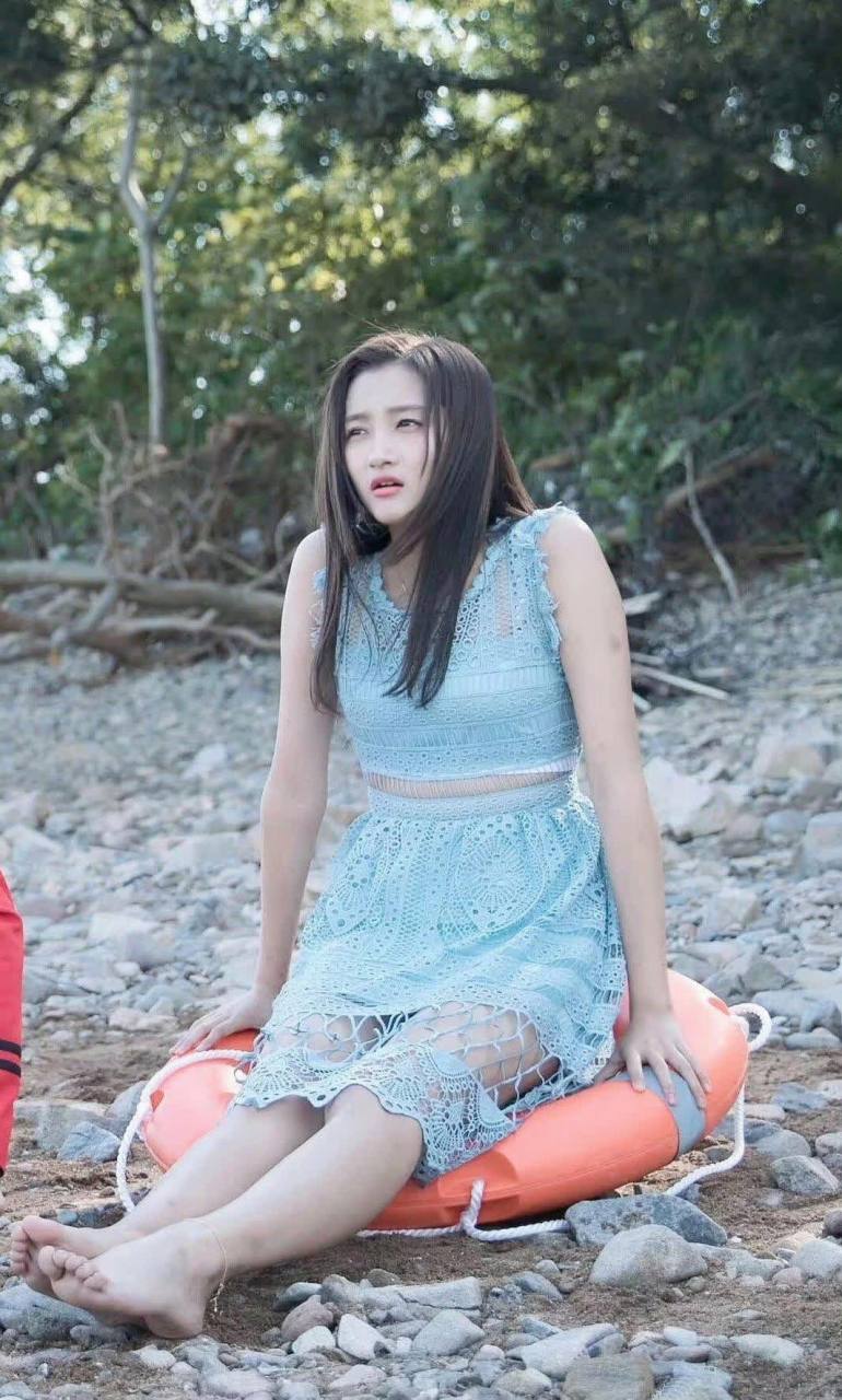 关晓彤的身材胖