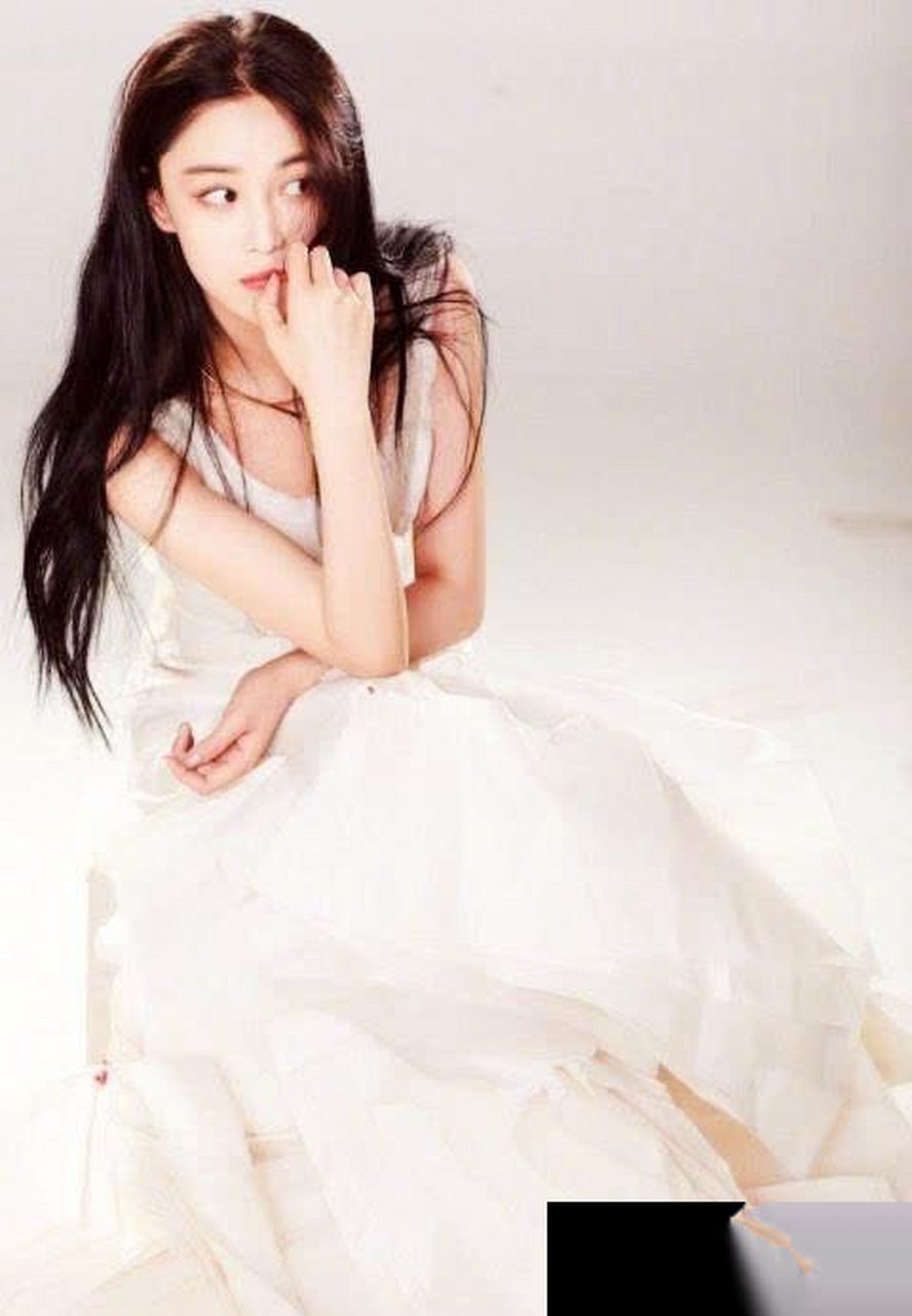 美女小姐姐张馨予长发白色浪漫长裙小蛮腰别致风格吸睛