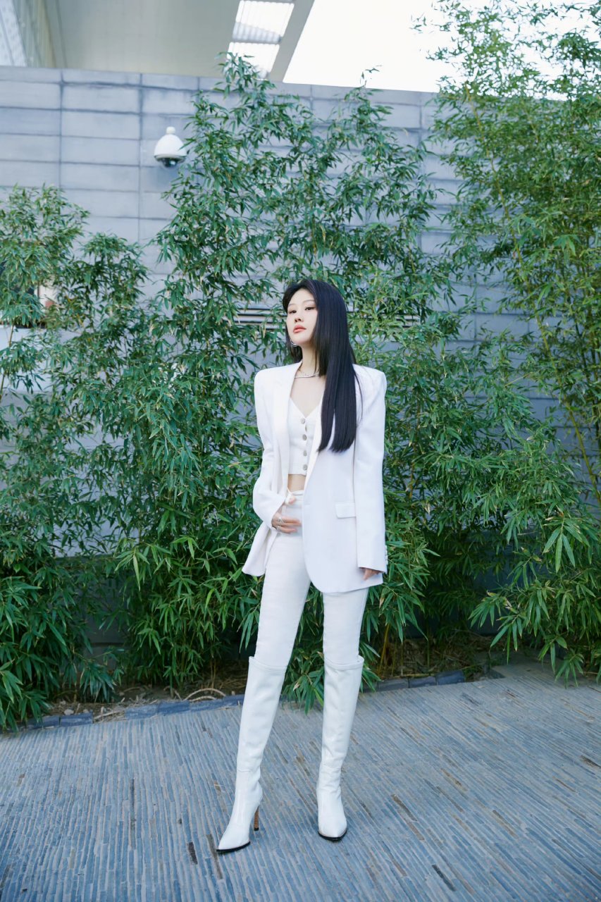 袁娅维的白色套装穿搭,干练更不缺优雅气质