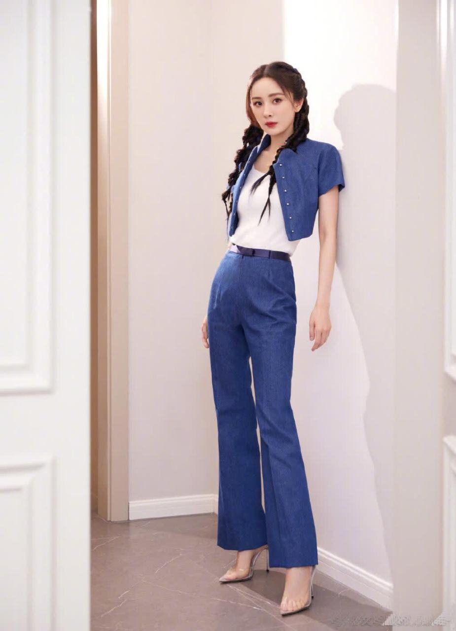 杨幂透明高跟鞋美足,如初春的露珠,清新自然.