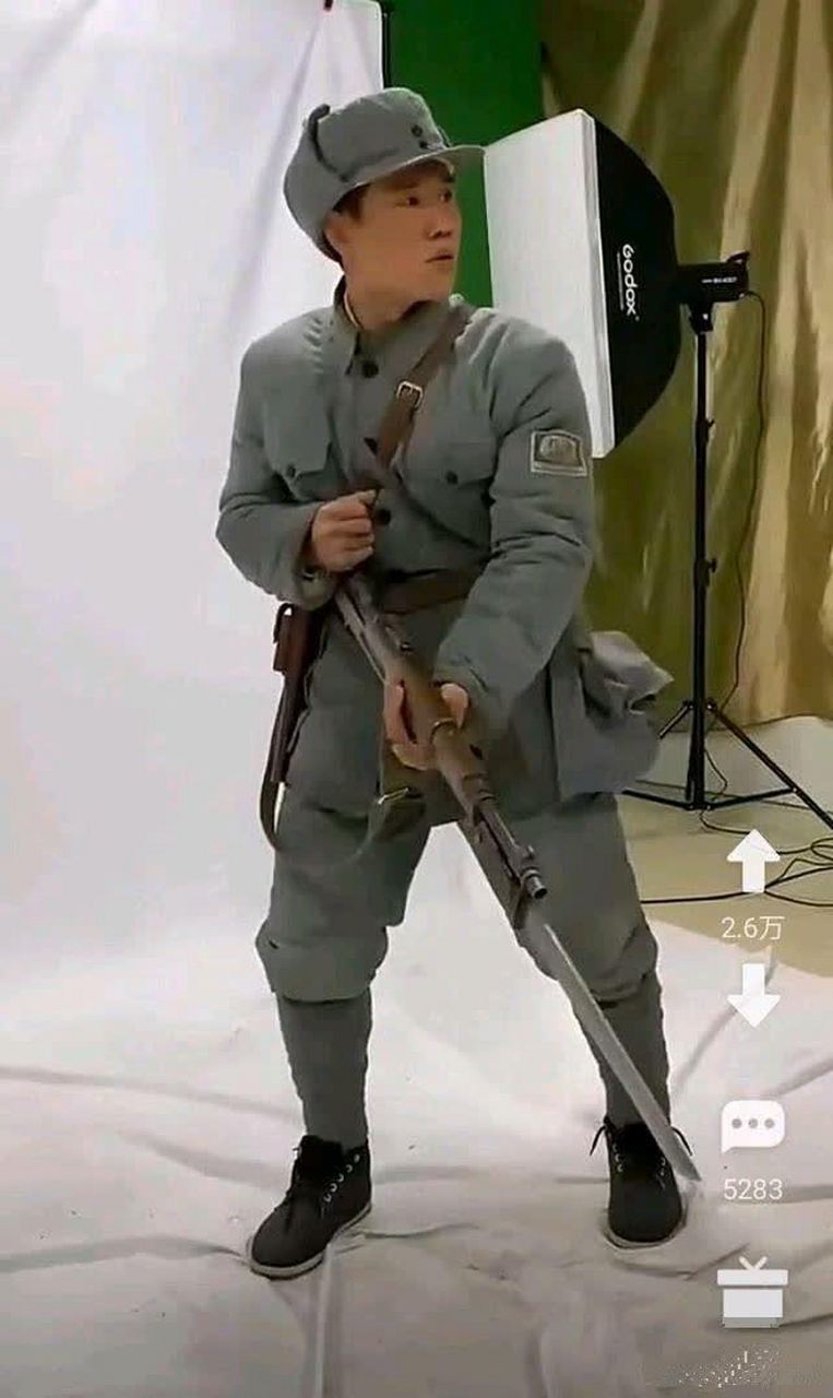 "嘎子哥"演八路