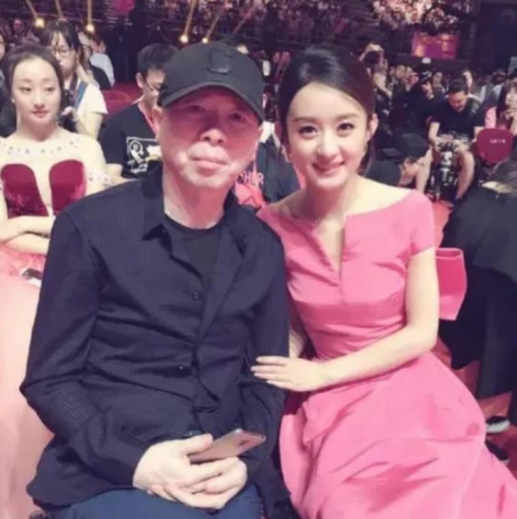 2006年一次晚会,冯小刚身旁坐着赵丽颖,美丽逼人,冯导问王中磊:"这人