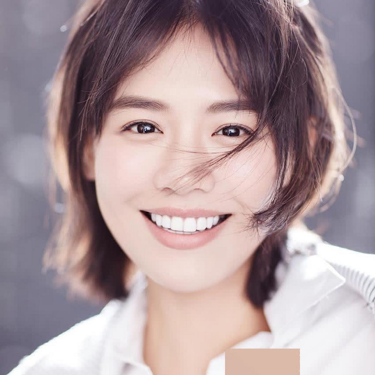 马思纯杂志封面写真露灿烂笑容