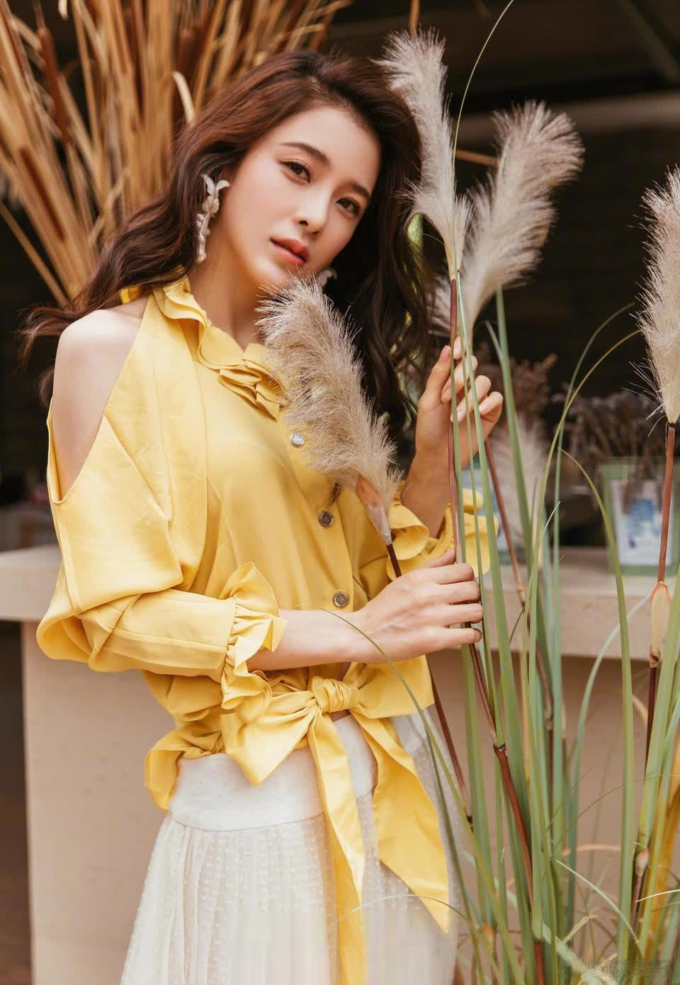 赵韩樱子九宫格图卷发黄衣纱裙演绎秋日浪漫