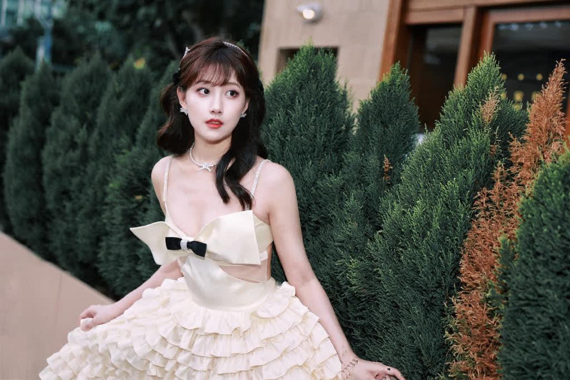 snh48李艺彤穿着一字带高跟凉鞋,展示出她的优雅与美丽.
