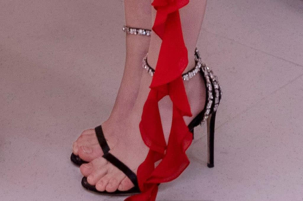 张子枫黑色一字带高跟凉鞋美足,如梦般美丽,令人心动