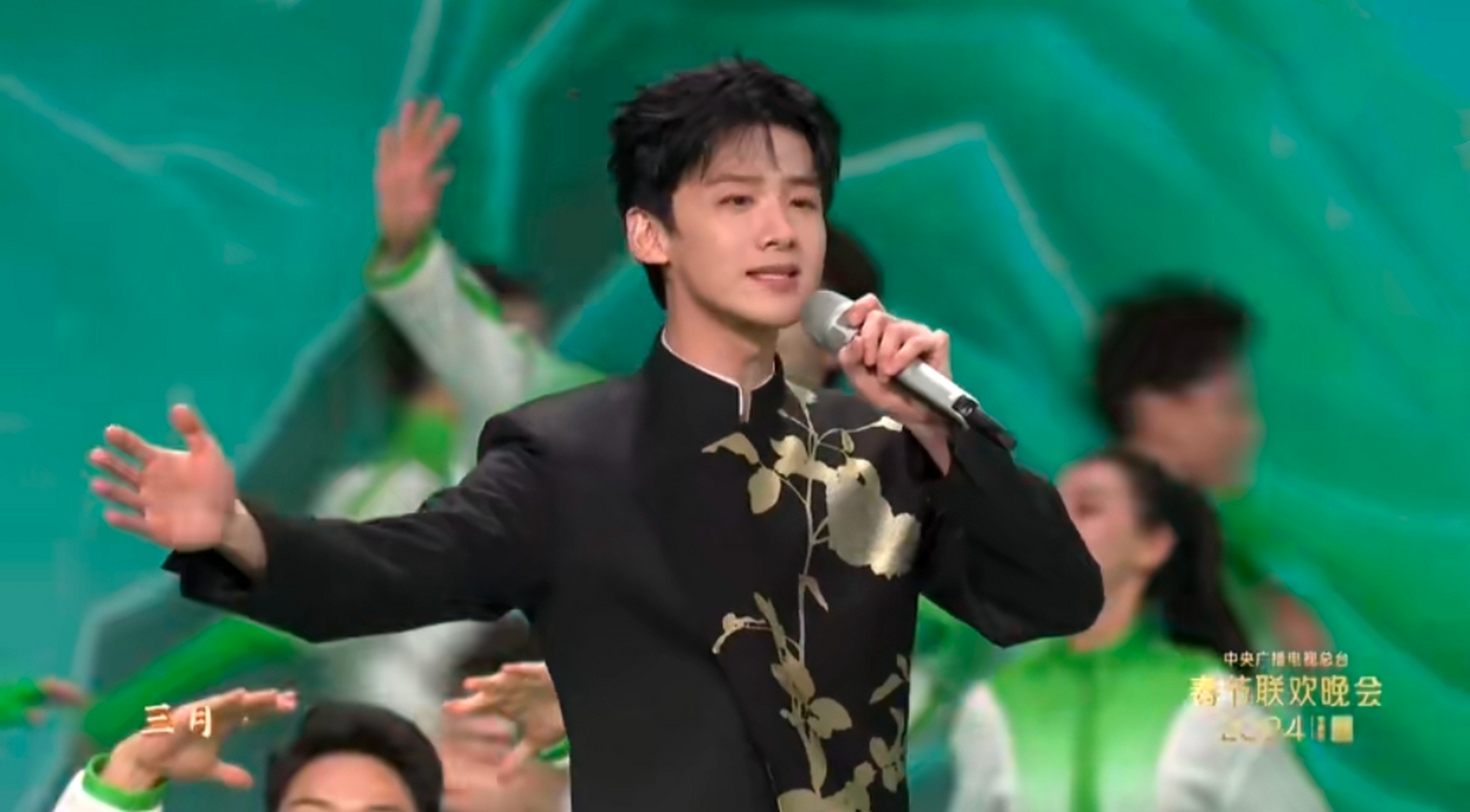 白敬亭工作人员说魏大勋掉扇子