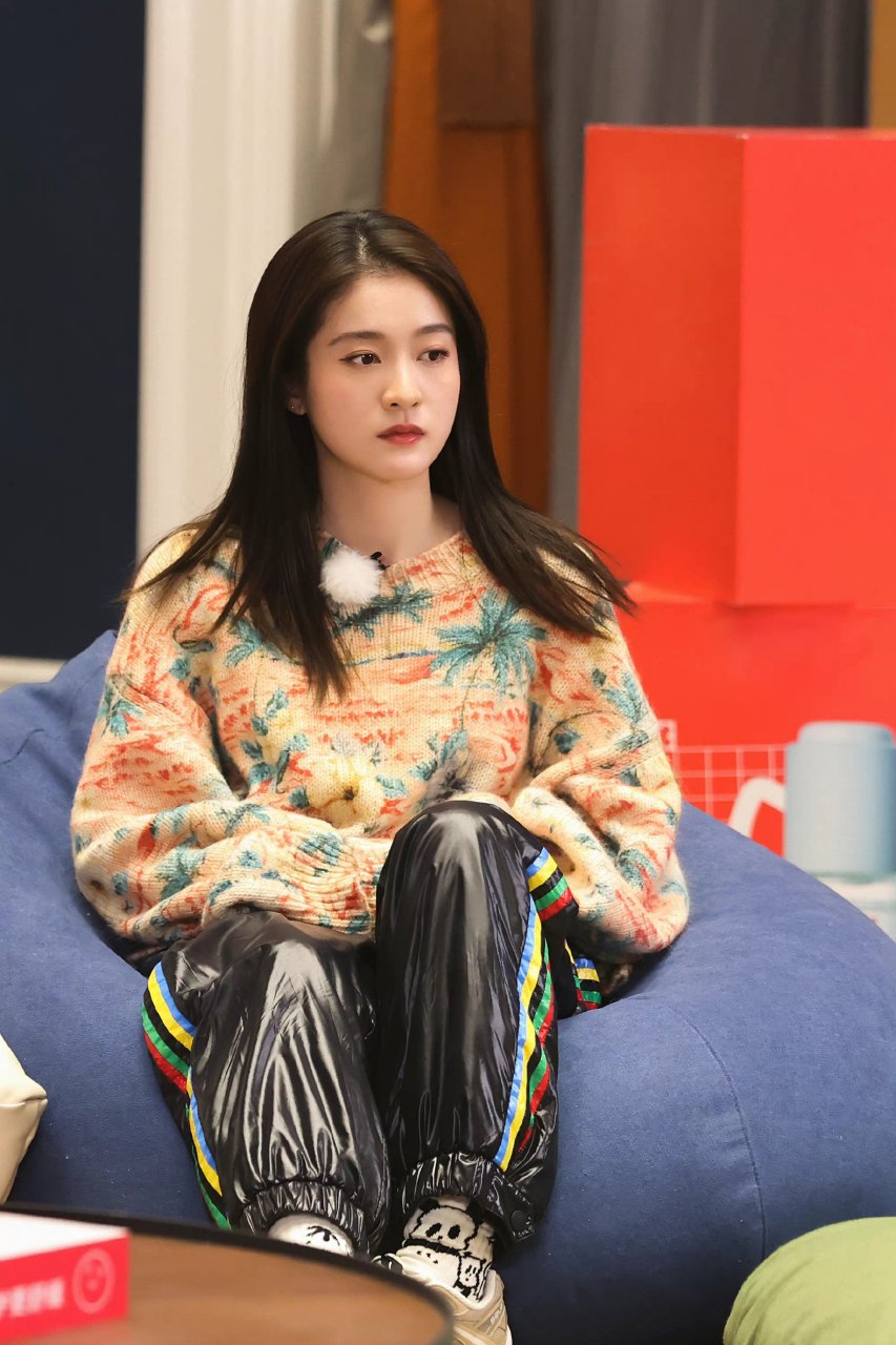 张雪迎的穿搭青春也活力.