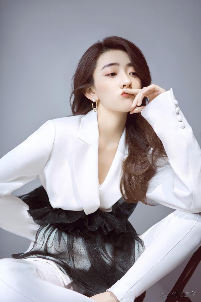 梁洁甜美可爱的精致美女