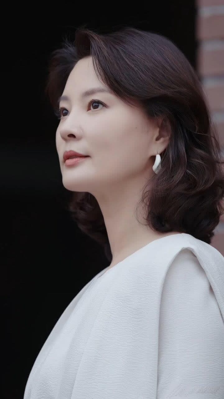 刘芳菲优雅知性