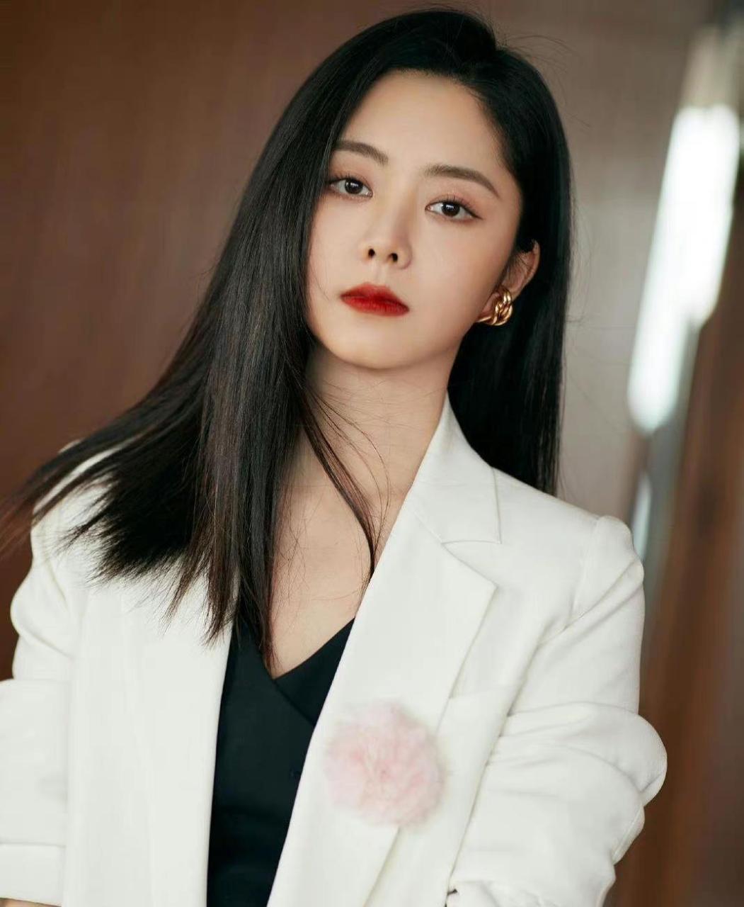 谭松韵的长直发造型搭配白西服真的又美又飒
