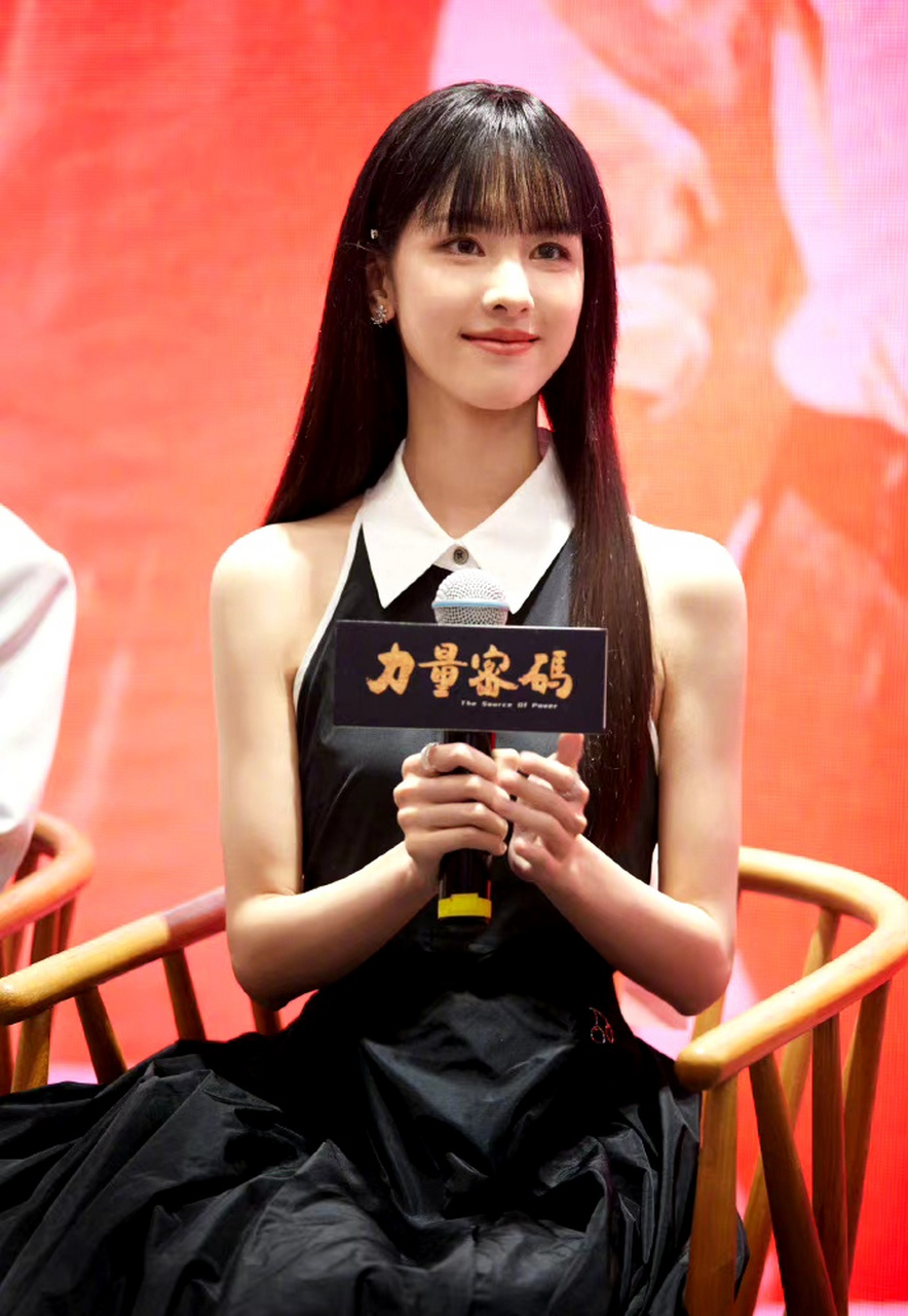 陈都灵黑长直齐刘海造型显得文静有气质