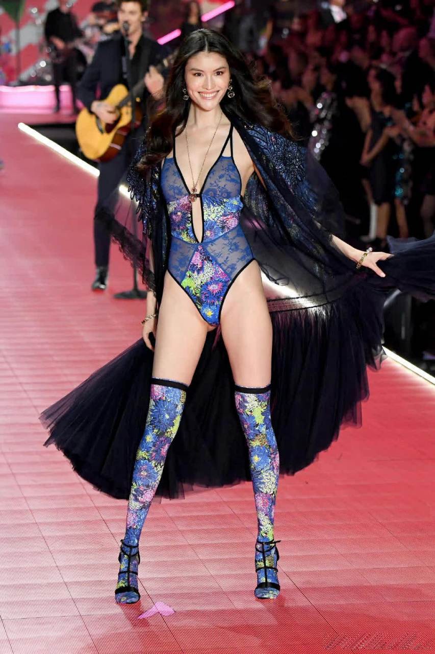 何穗在维密内衣秀上的每一个细节都展现出无尽的魅力和优雅.