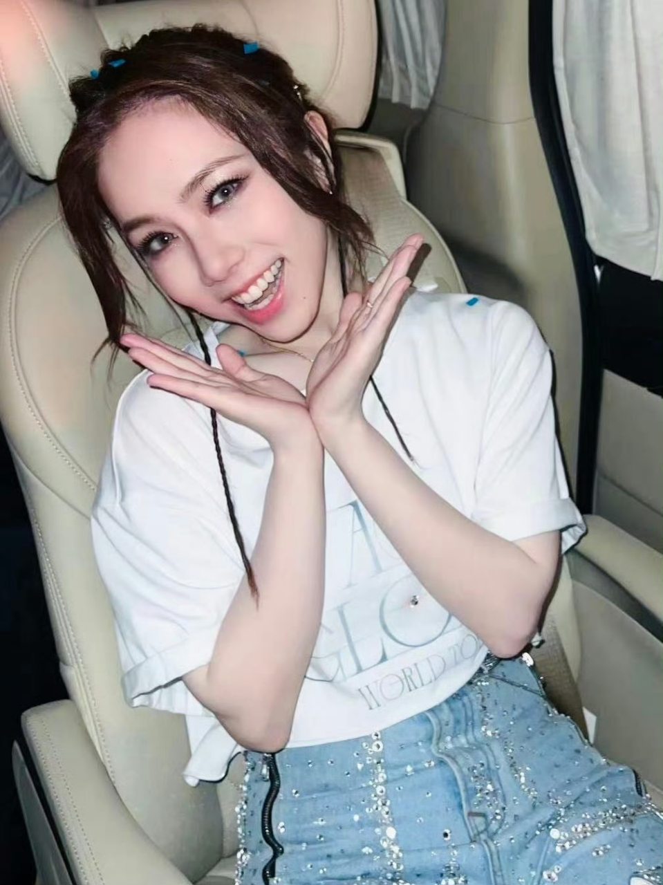 邓紫棋的笑容真是无敌了,看着就阳光.