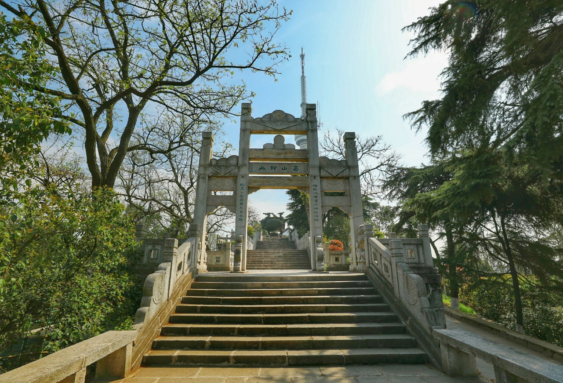 武汉夏趣满满 武汉龟山公园,这是一座非常适合带孩子爬的山,它海拔