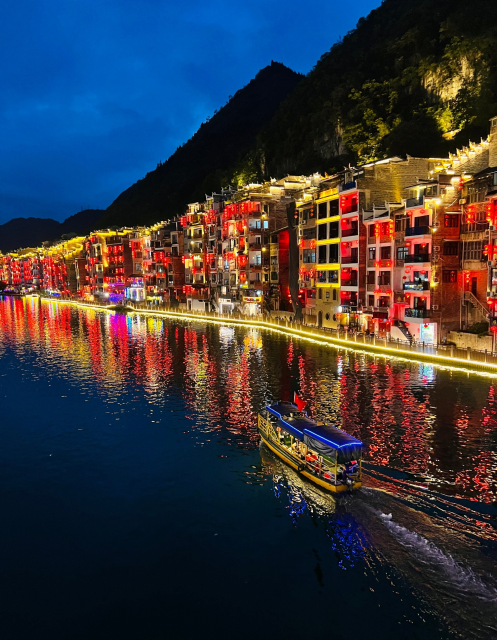 镇远古镇  晚上在新大桥上看夜景,舞阳河穿城而过,河边特别热闹,河面