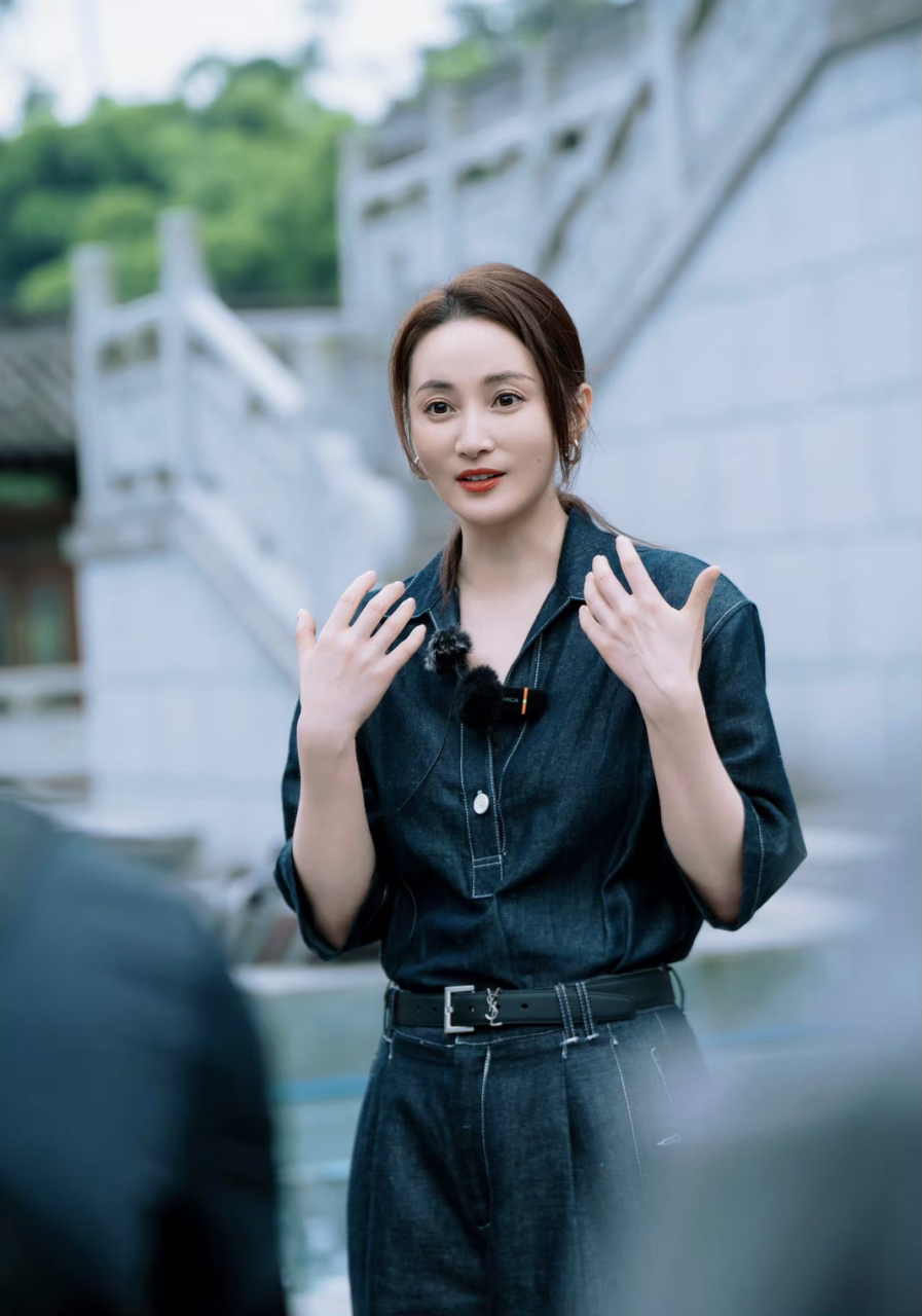 蒋勤勤的脸怎么了,差点没认出来,感觉鼻子都是歪的,她不是号称不会