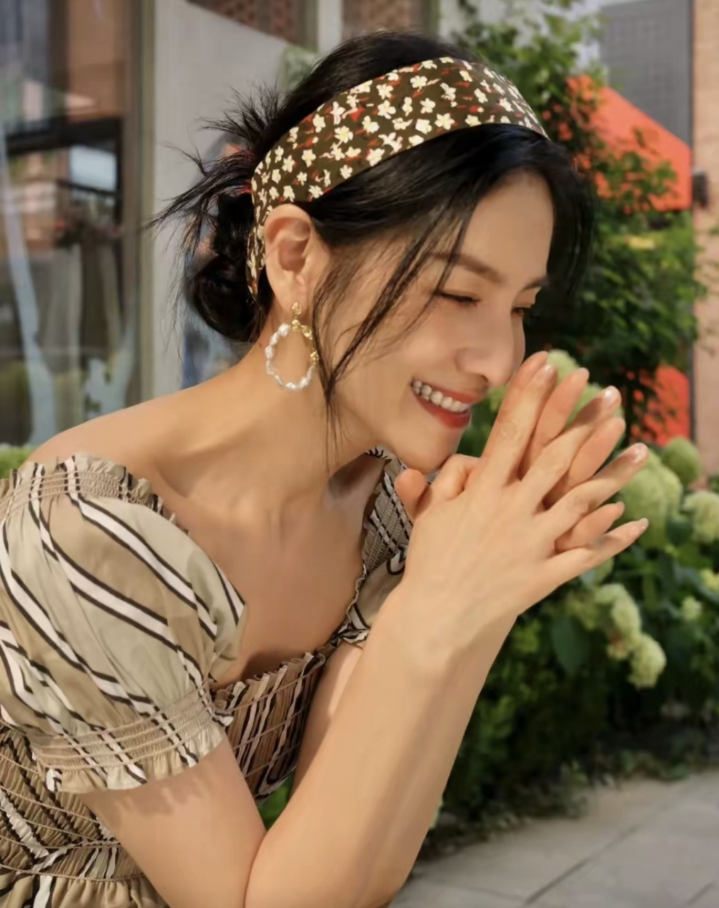 胡可晒最新美照,一袭连衣裙搭配发带珍珠大耳环,温婉甜美似少女  作为