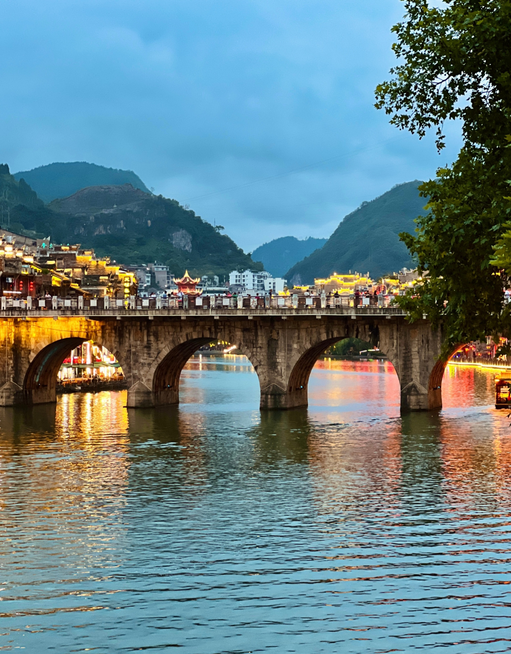 镇远古镇  晚上在新大桥上看夜景,舞阳河穿城而过,河边特别热闹,河面