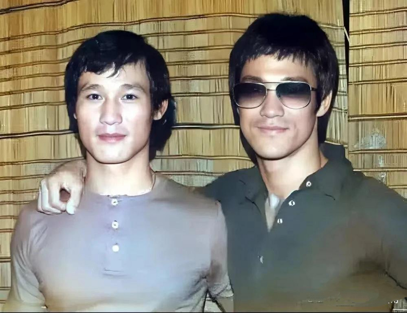 1972年,一张珍贵的合影照片见证了李小龙与陈惠敏之间深厚的情谊.