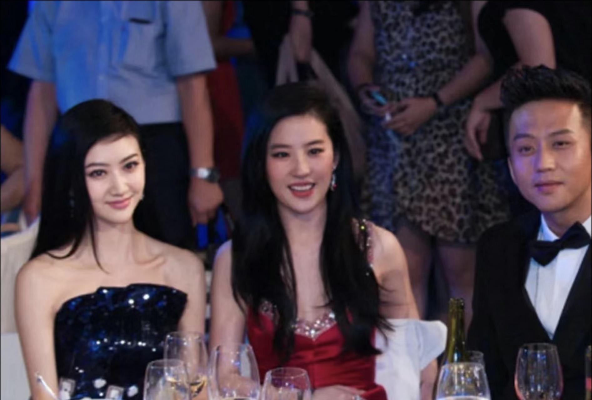 这张合照,景甜真是人间富贵花啊  #景甜# #刘亦菲# #动态夏日征集令