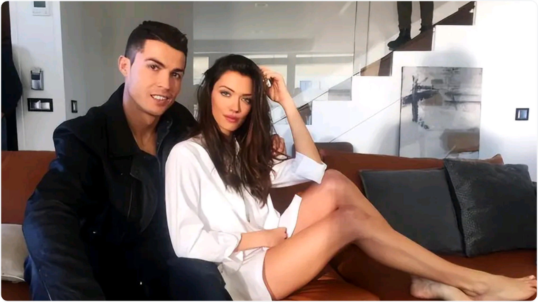 伊莲娜在c罗20多岁的人生黄金时期与他相伴,那时的她美丽动人.