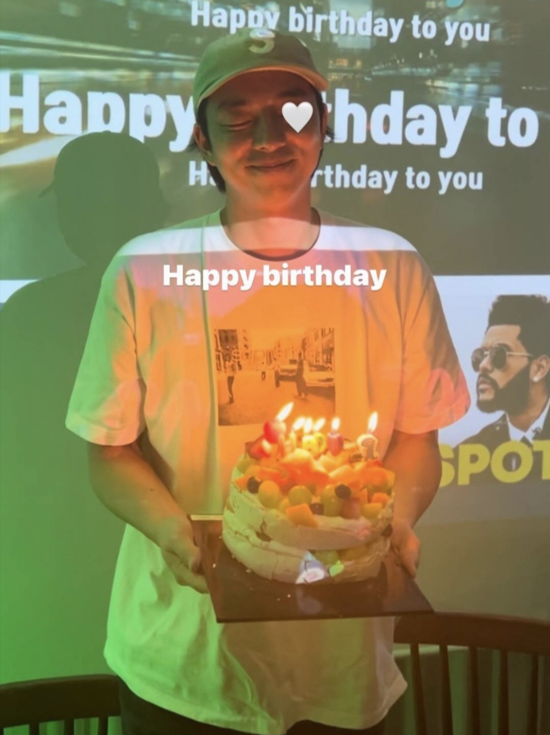 孔刘45岁生日收到粉丝礼物,本人亲自行大礼拜谢,下跪磕头有诚意