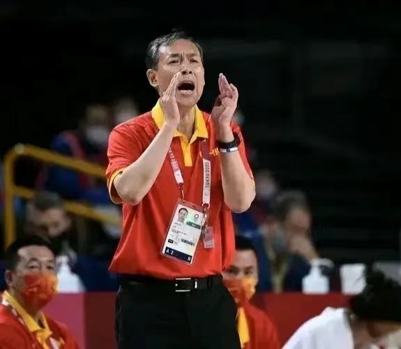 前中国女篮主教练许利民给女蓝几点建议: 1,女篮外线三分不准,带上