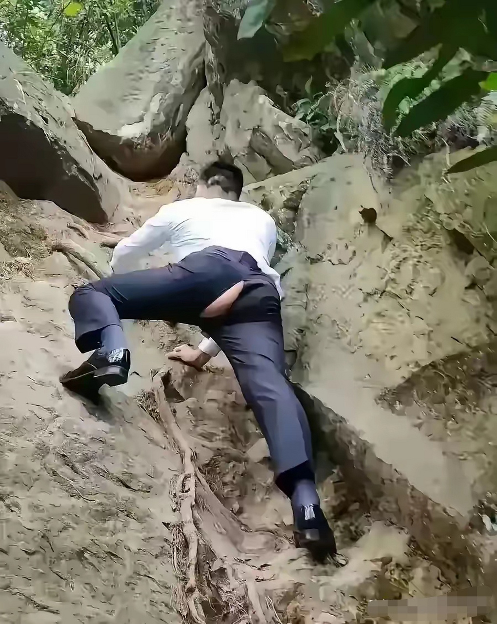 生活需要我们努力向上攀爬,但你裤子的质量要好的,不然不轻易的一个p