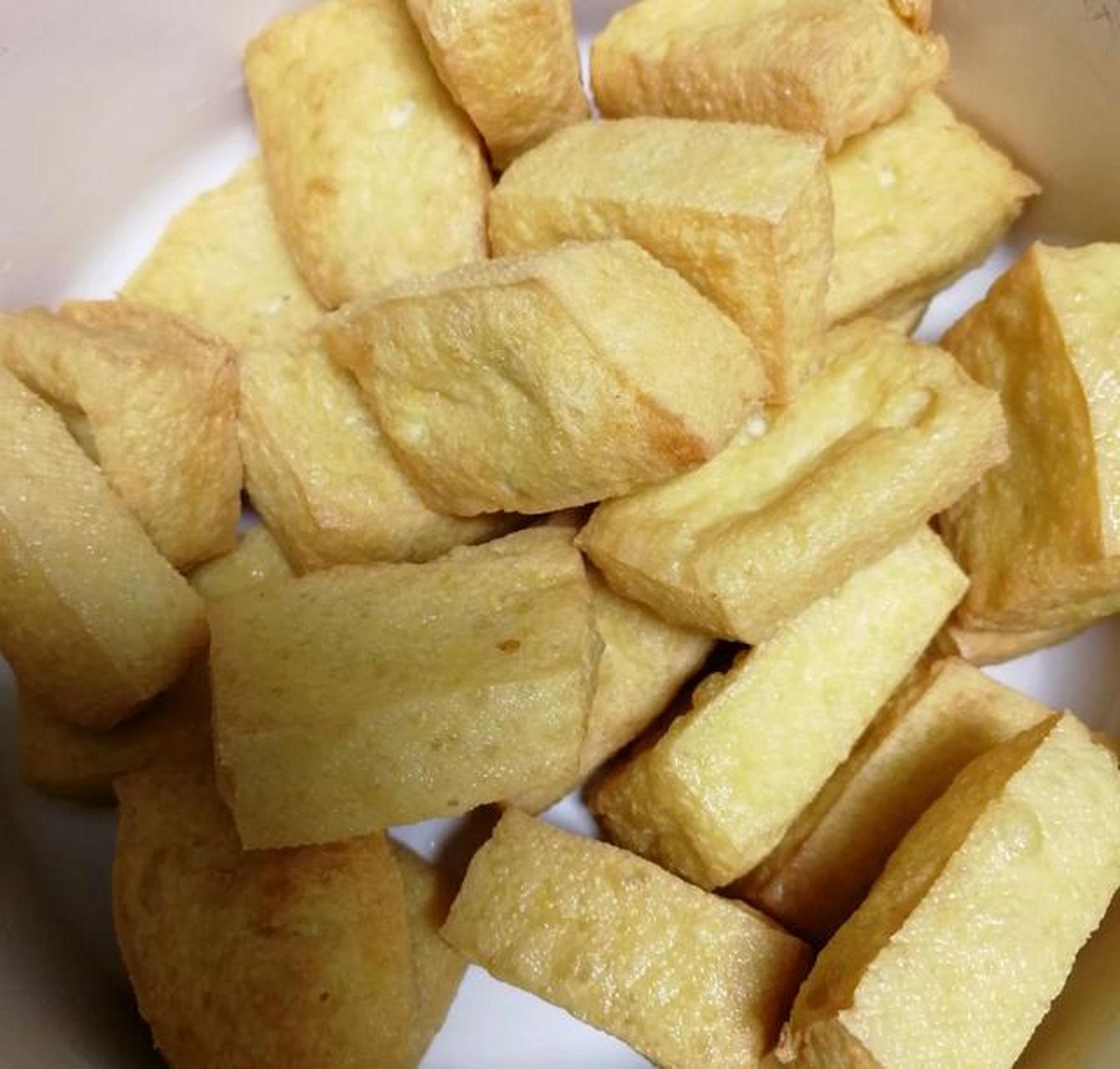 冬天,油炸的大豆腐块,湖北这边叫炸豆腐,我们很喜欢的一种美食,一户