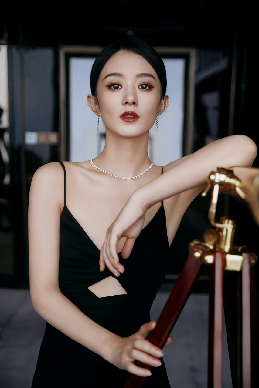 婀娜多姿!赵丽颖时尚写真来袭,黑色吊带裙勾勒曼妙身材